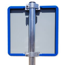 verkeersbord-vierkant-blauw-met-paal-en-beugels