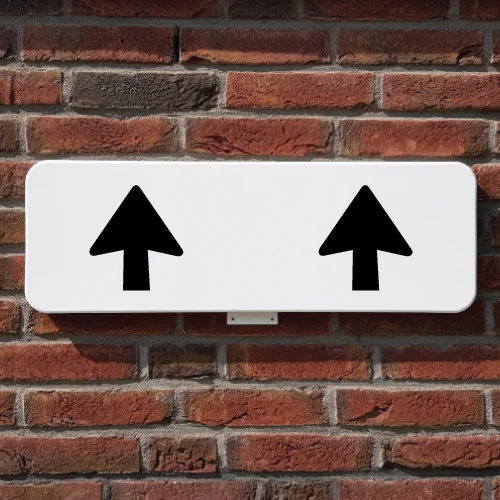 bord-pijl-rechtdoor-muur